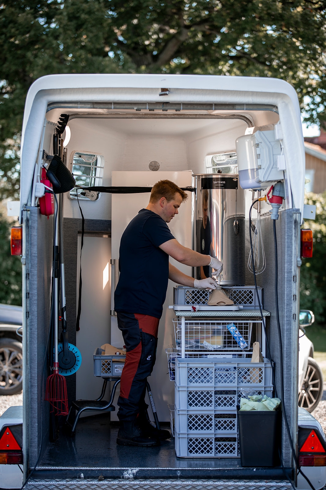 Slutarps mobila musteri – arbete inne i den mobila musterivagnen