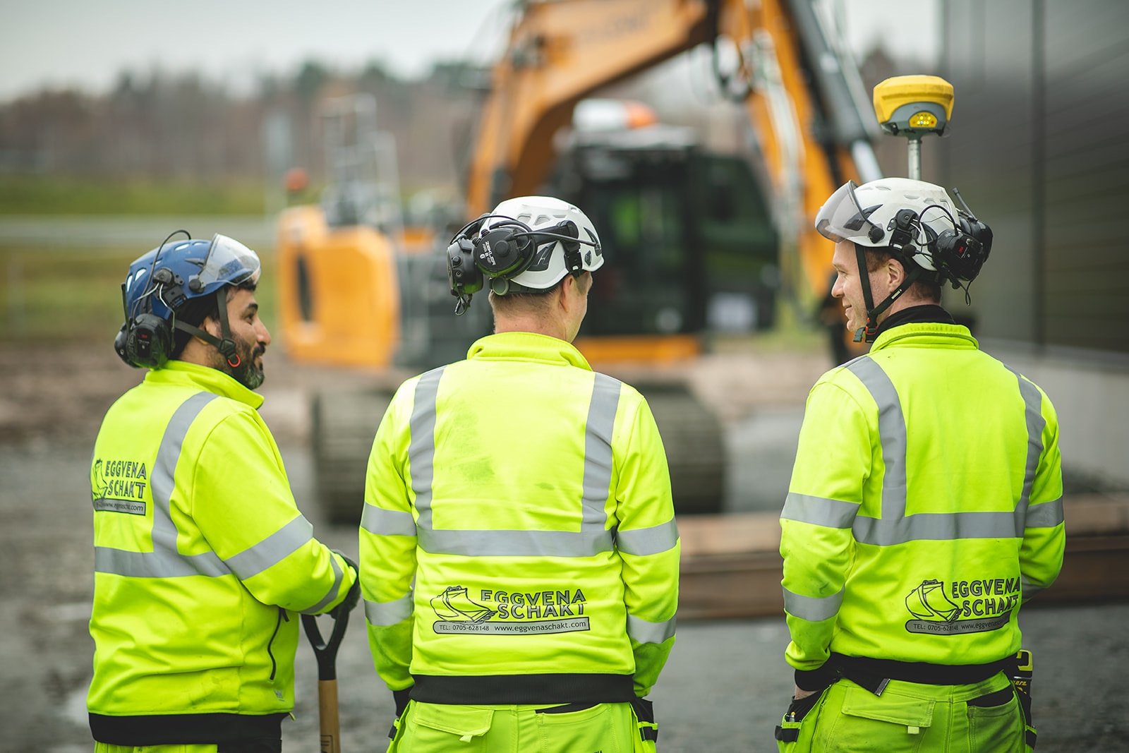 Eggvena Schakt – medarbetare på arbetsplats vid anläggningsmaskin