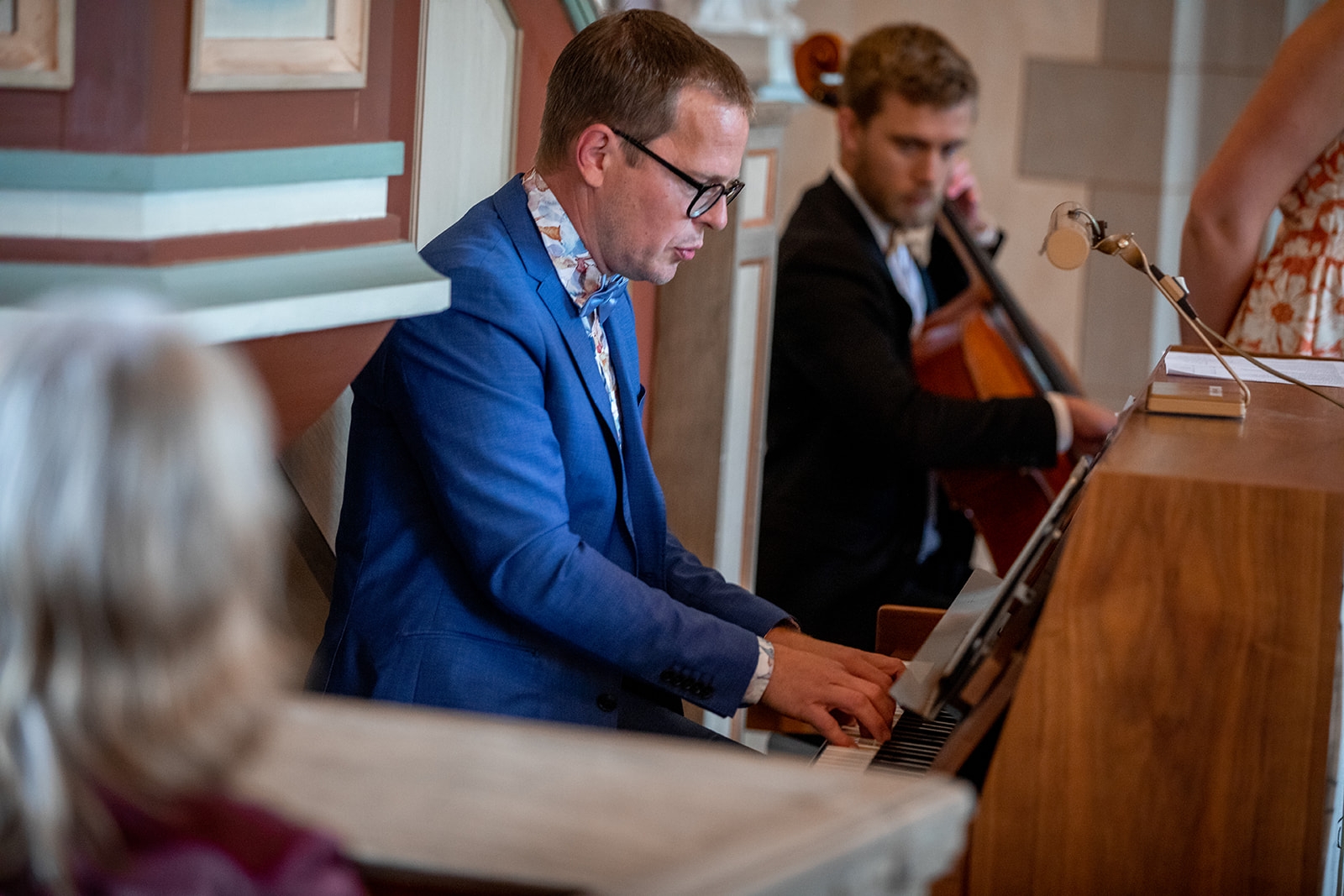 Musiker spelar på vigseln