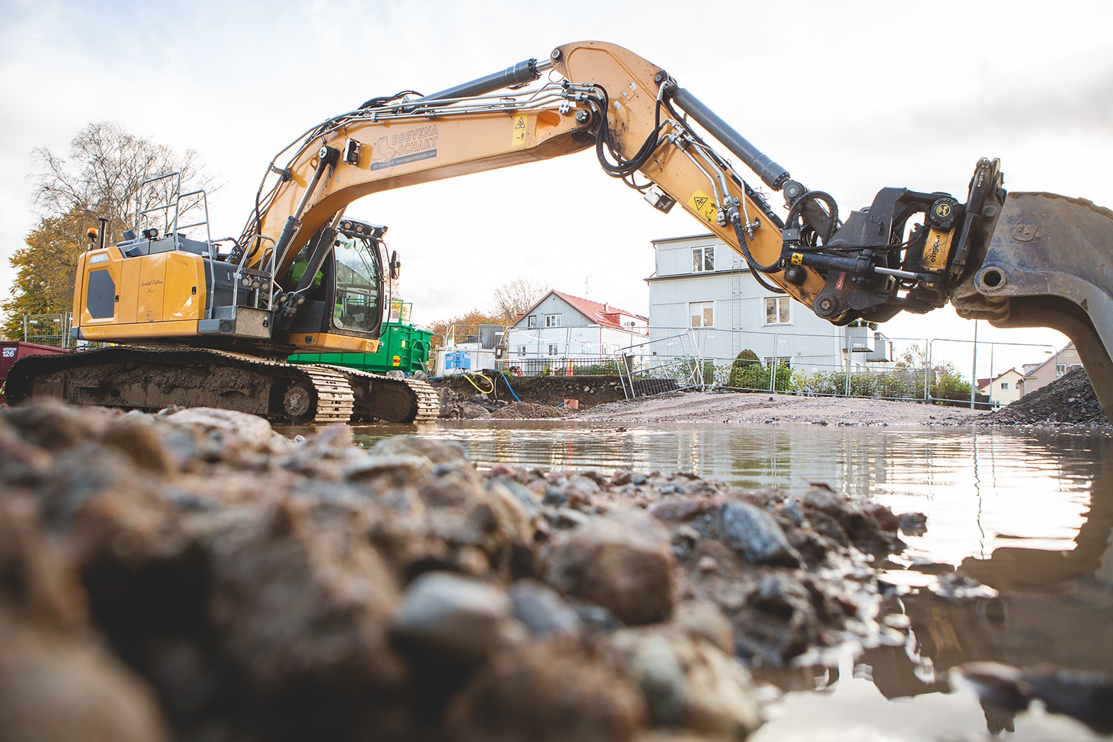 Arbetsmoment på byggarbetsplats fotograferat för verksamhetsbilder.