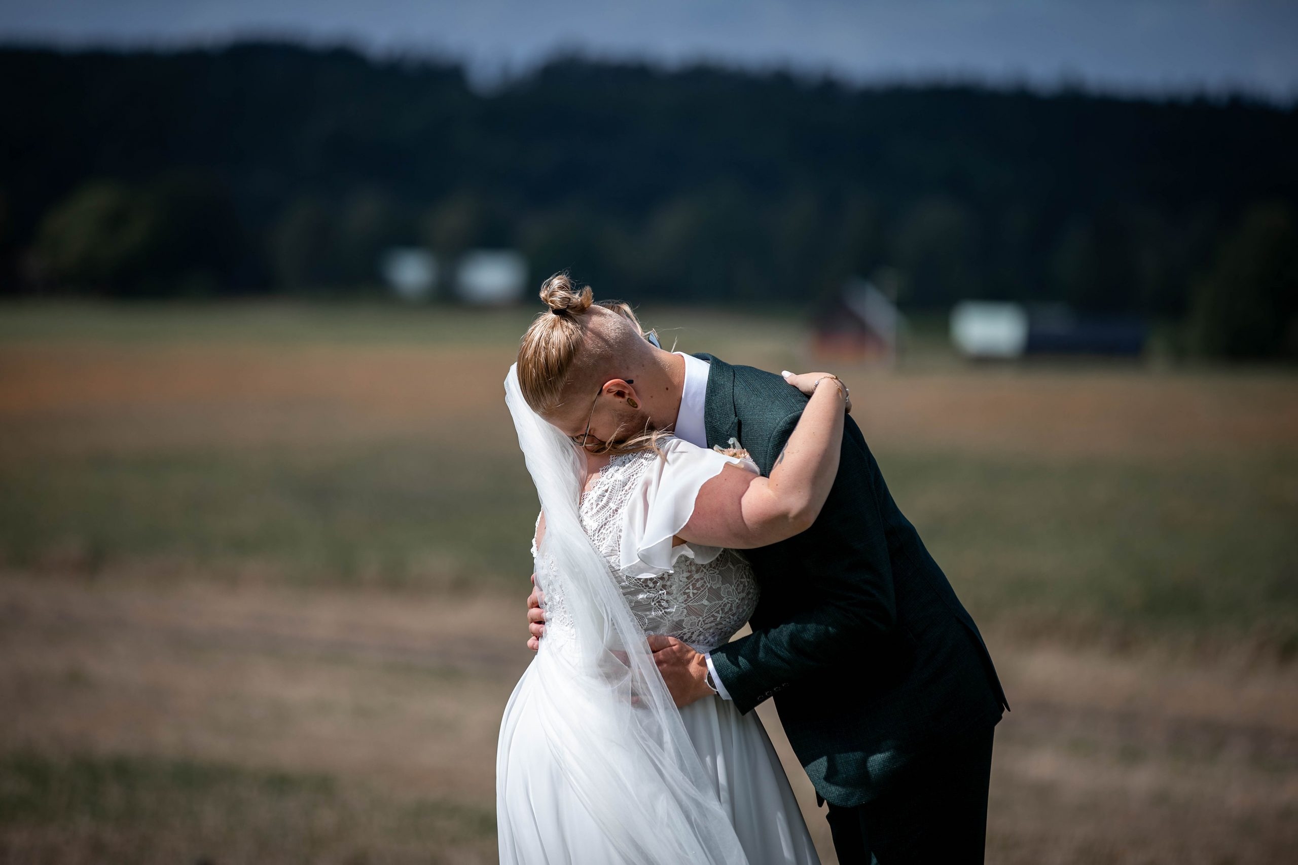 First look med vackert brudpar