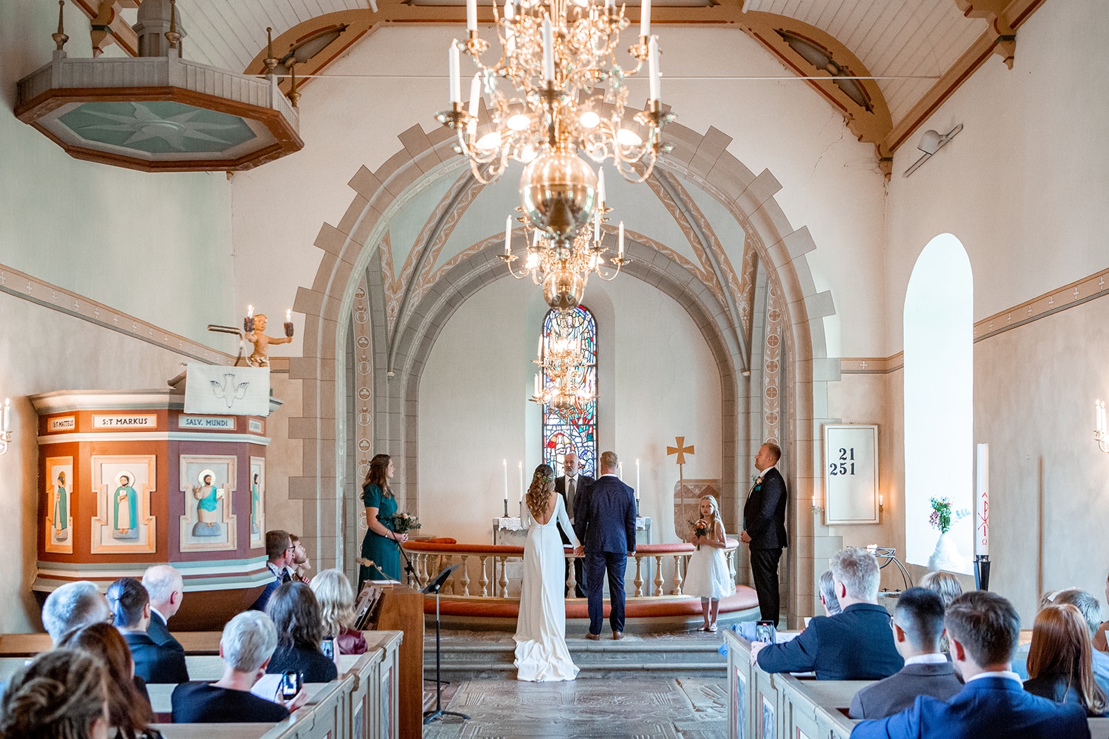Vigsel i pampig kyrka