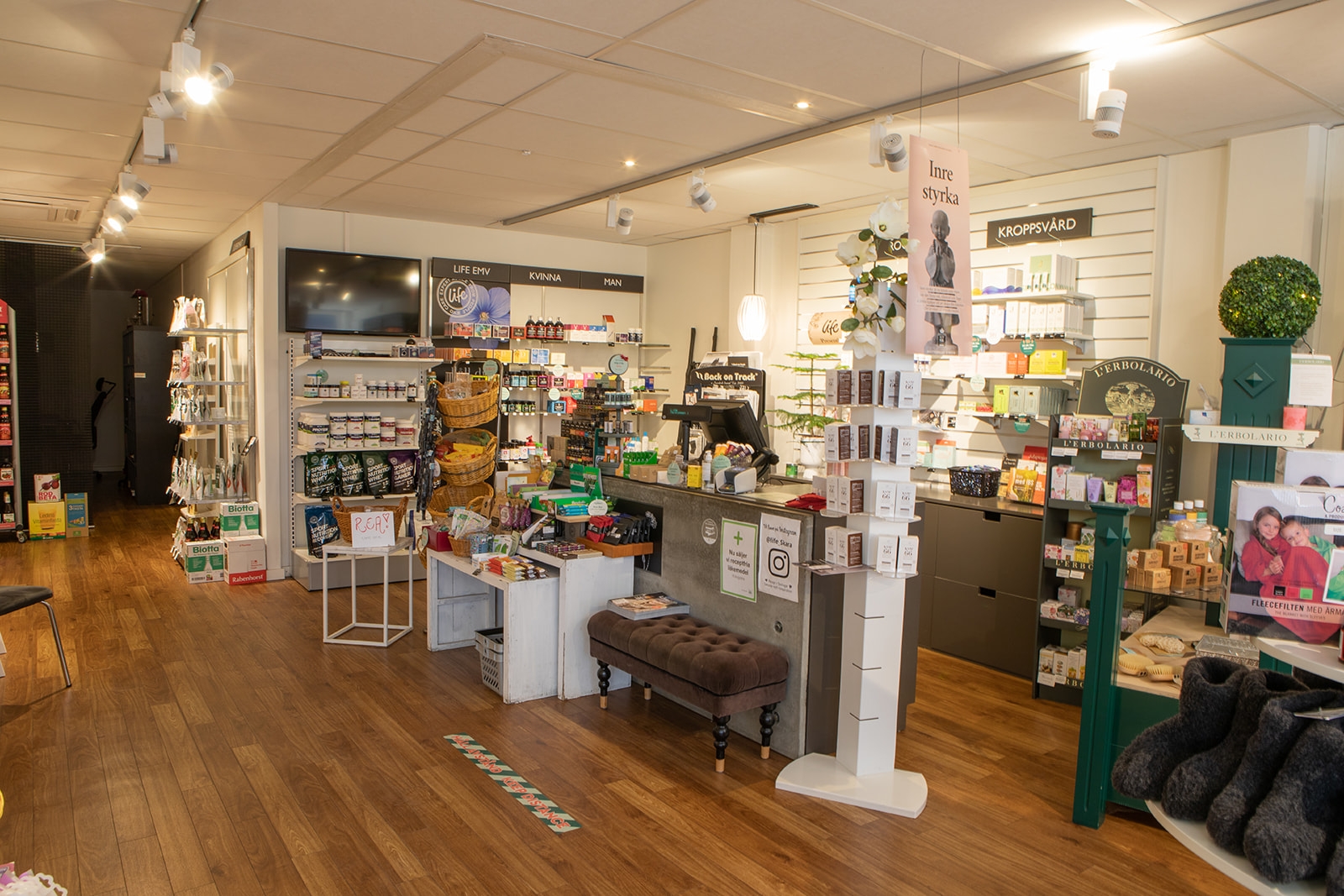 SBB – interiör av butikslokal med hyllor och kassadisk