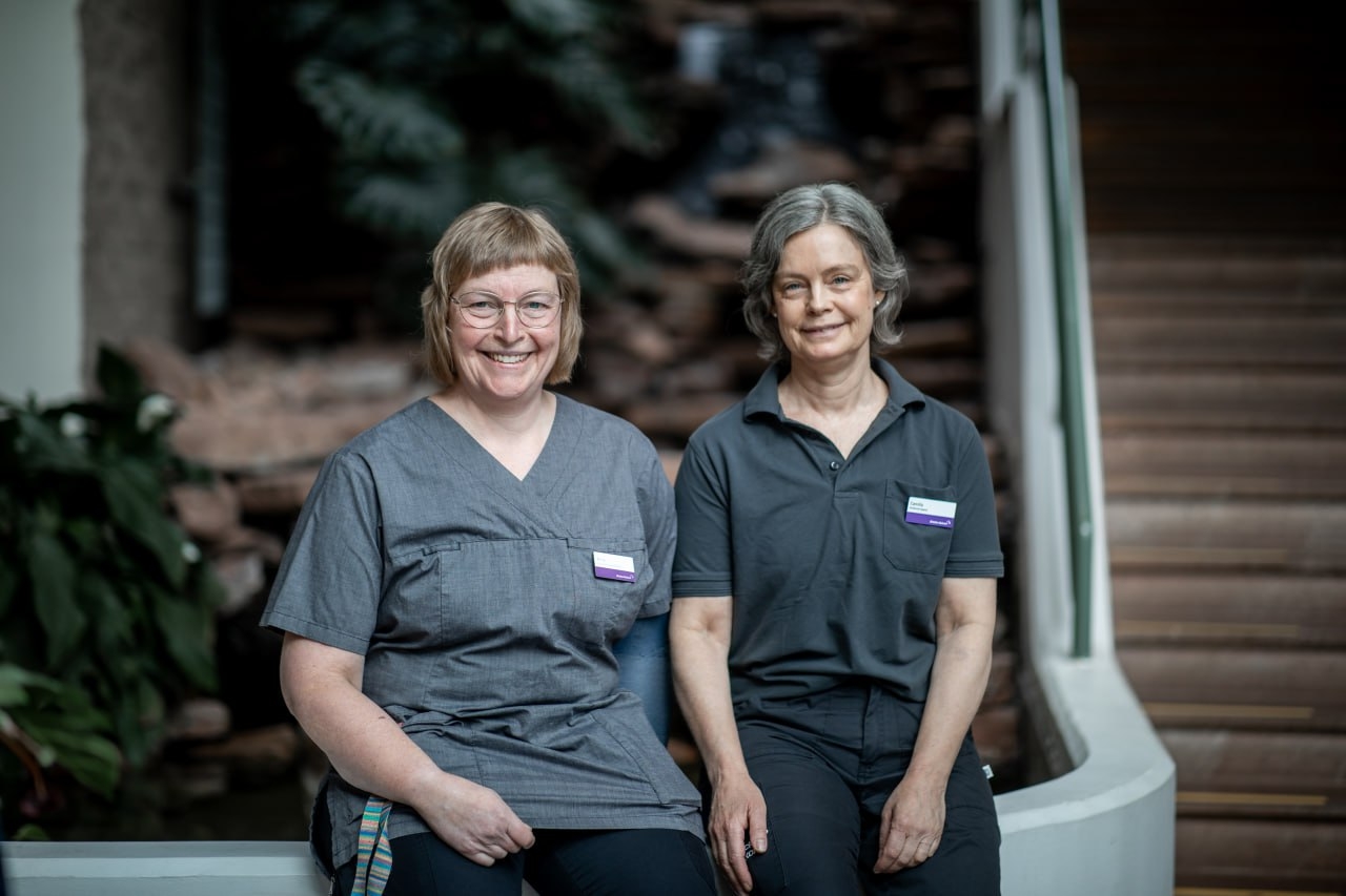 Porträtt av personal på Bräcke Diakoni Rehab i miljö med trappa i bakgrunden