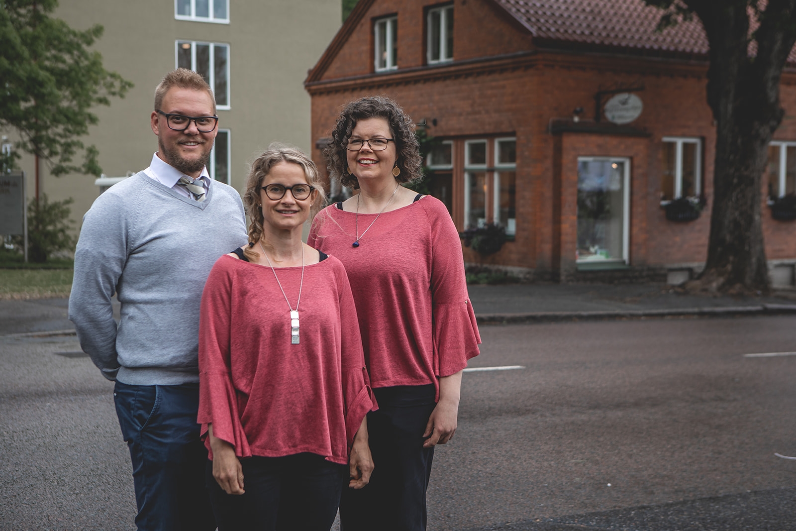 Porträtt av personal i professionell miljö, lämpat för Om oss-sida.