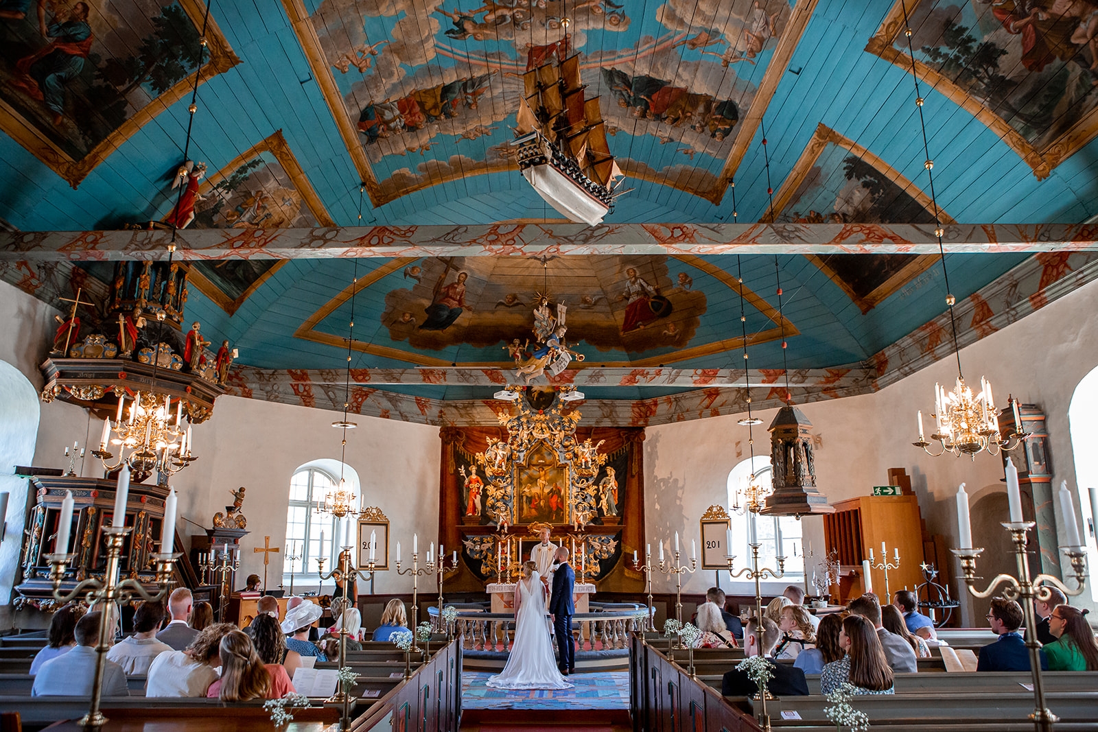 Vigsel i pampig kyrka