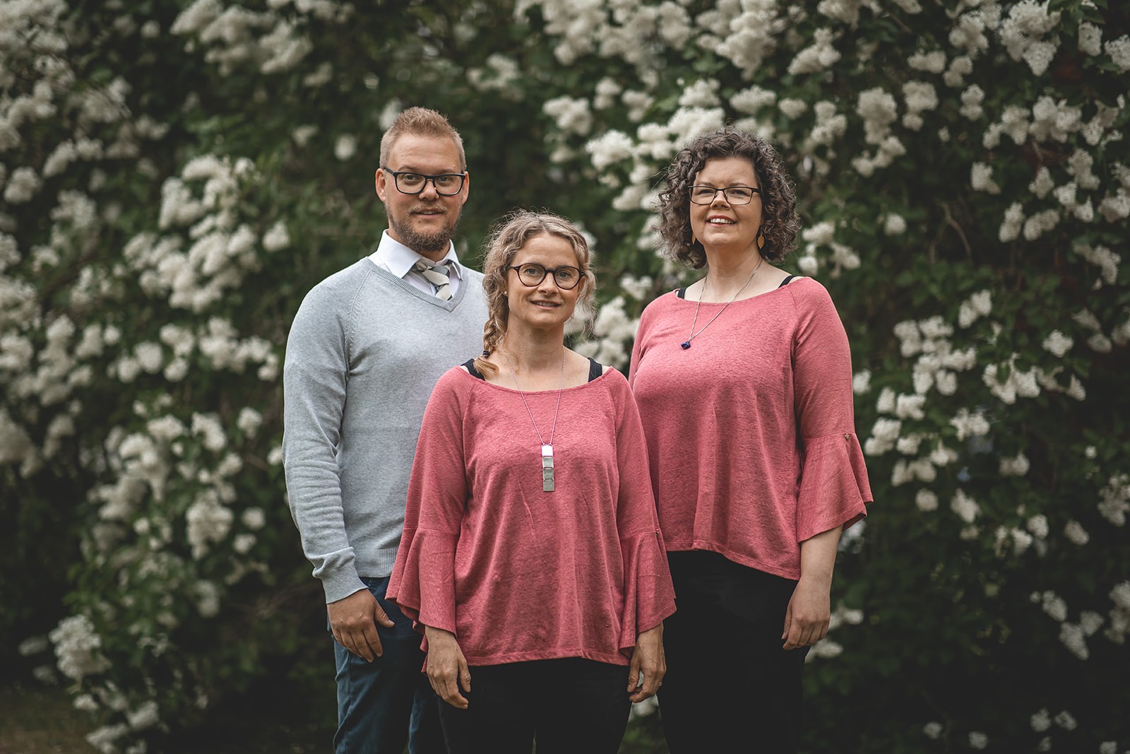 Falbygdens Begravningsbyrå – porträtt utomhus framför grönska