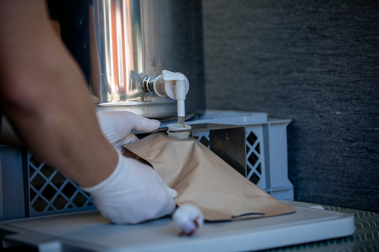 Slutarps mobila musteri – tappning av äppelmust i bag-in-box