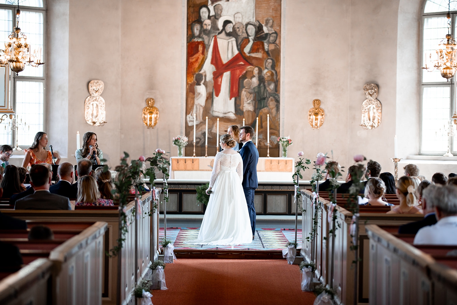 Vigsel i pampig kyrka