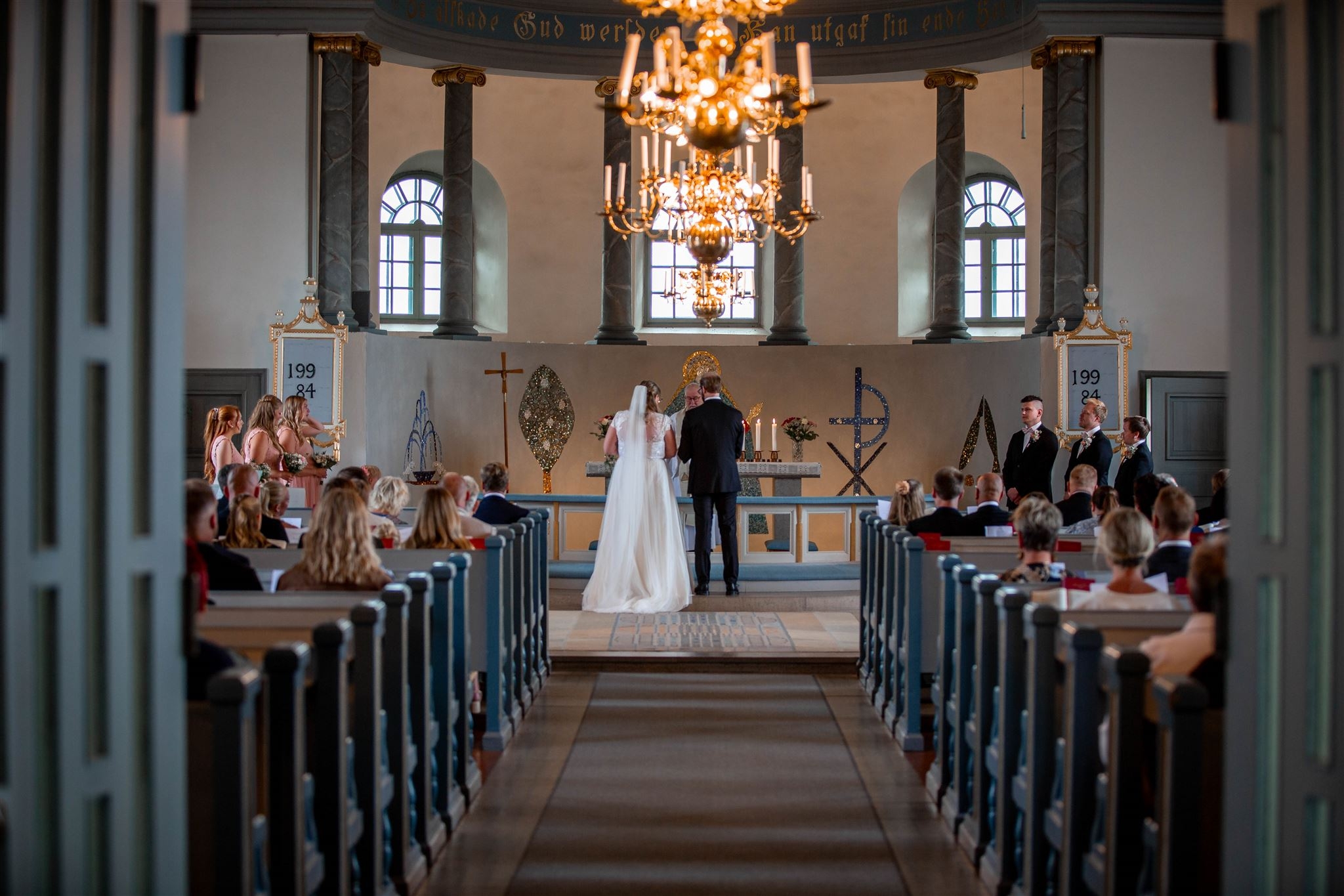 Vigsel i pampig kyrka