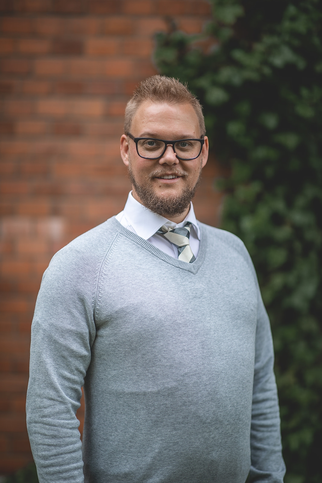 Falbygdens Begravningsbyrå – porträtt vid tegelvägg