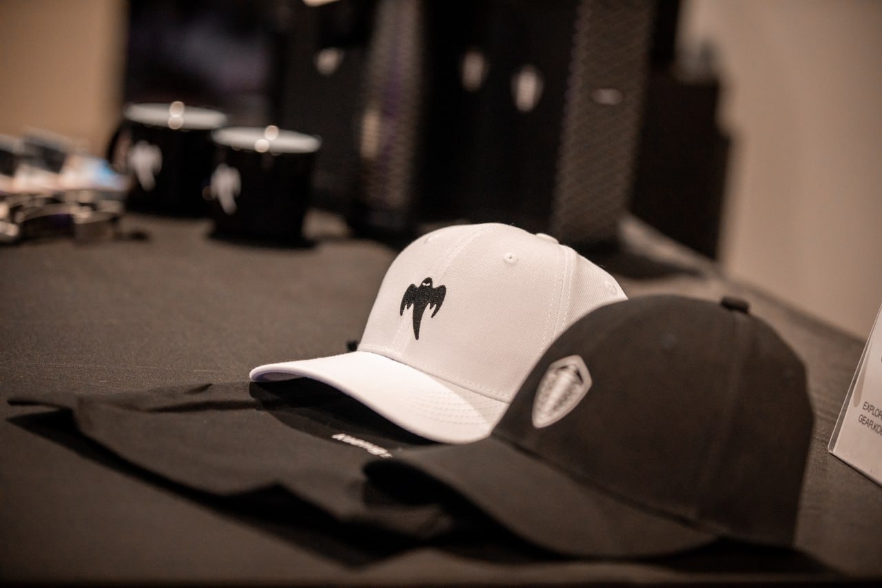 Detaljbild: kepsar på bord under eventet.