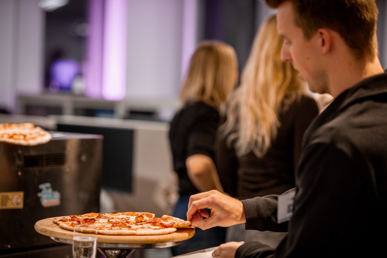 Pizza serveras på plats under QTE-eventet.