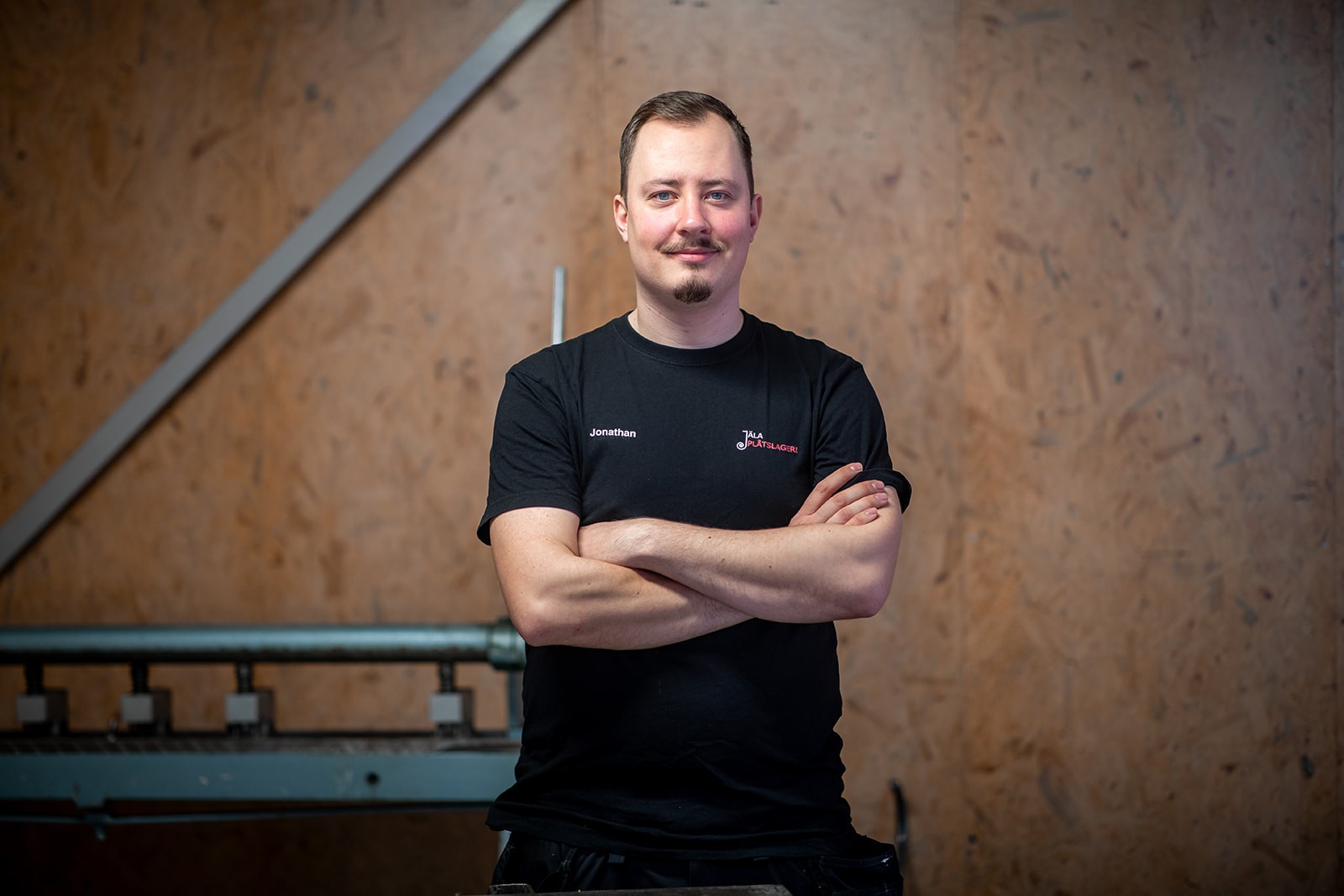 Porträtt av plåtslagare Jonathan på verkstad i Falköping