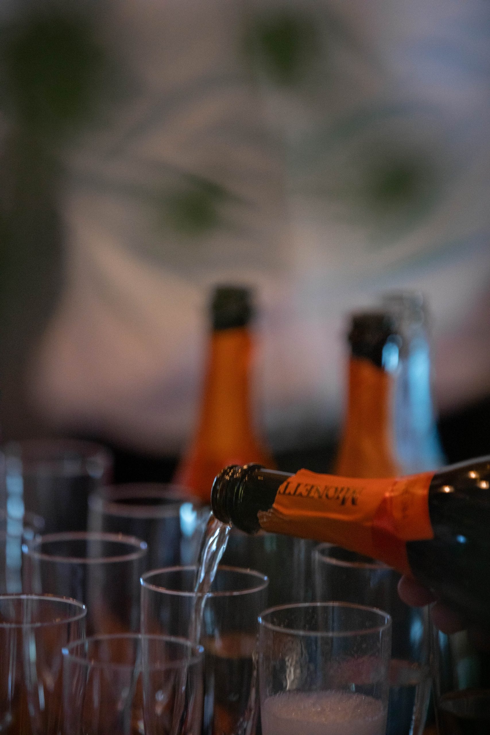 Häller upp champagne