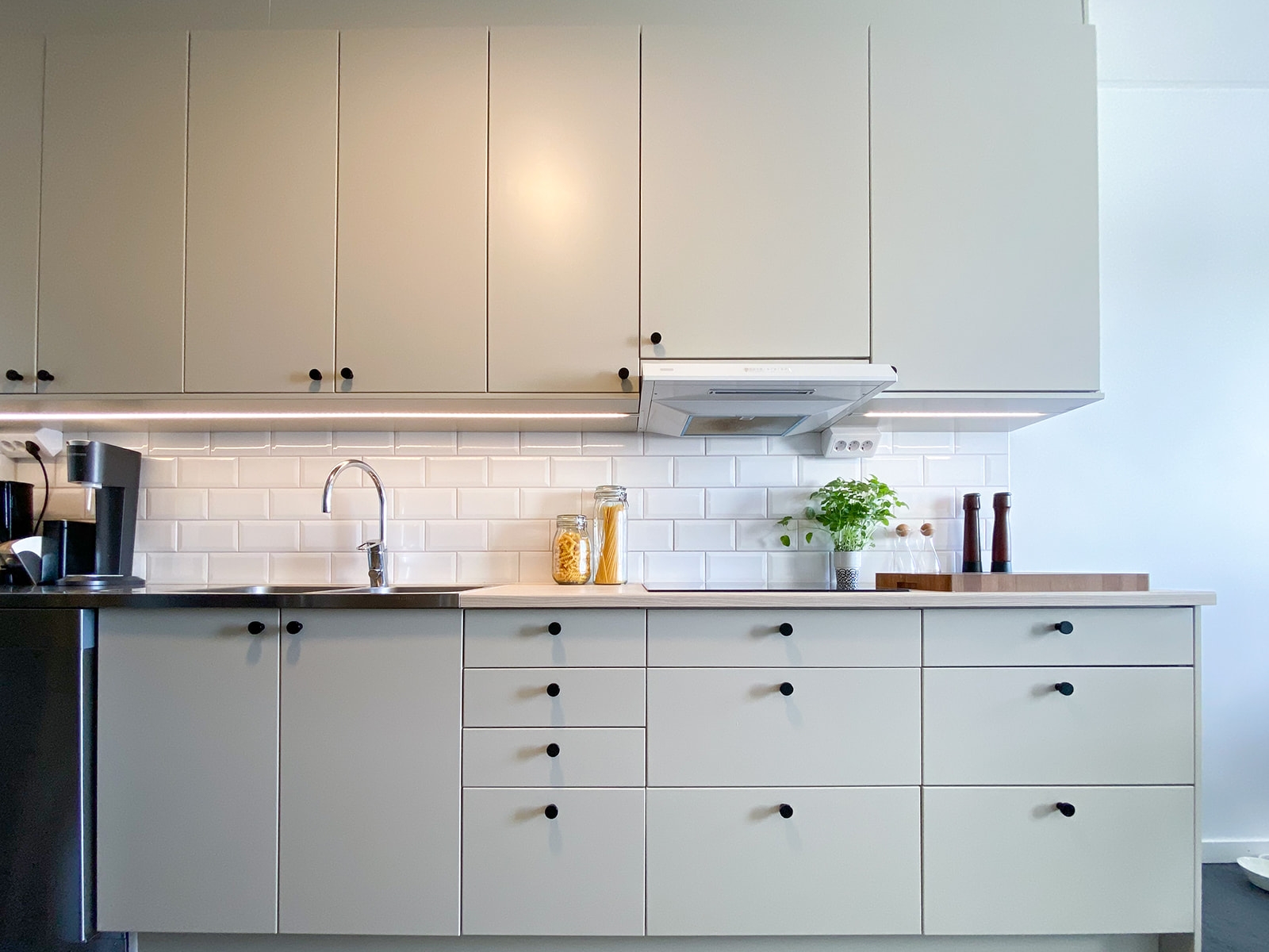 MB Förvaltning – kök i lägenhet med ljusa luckor