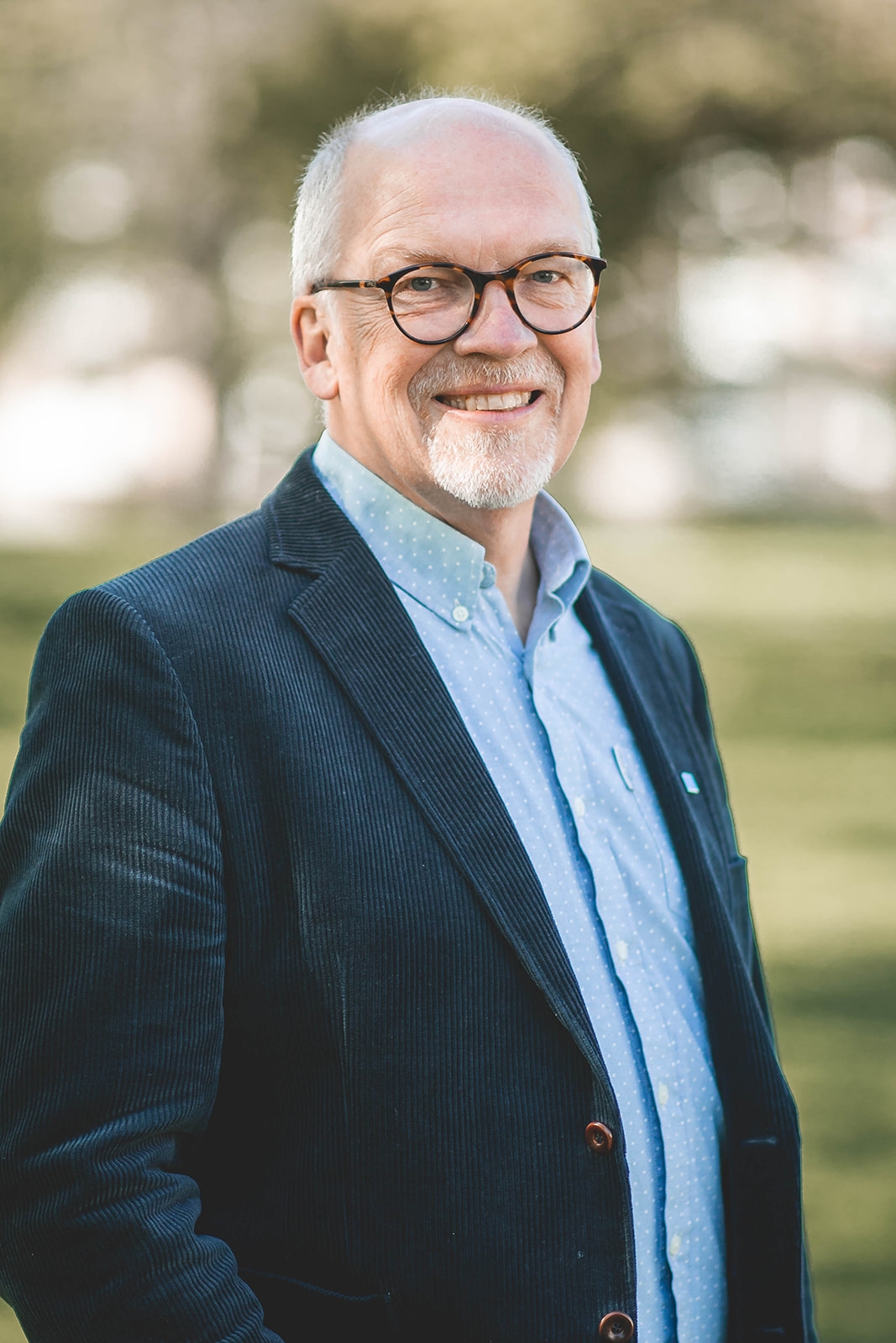 KD Falköping – porträtt utomhus med kort skärpedjup