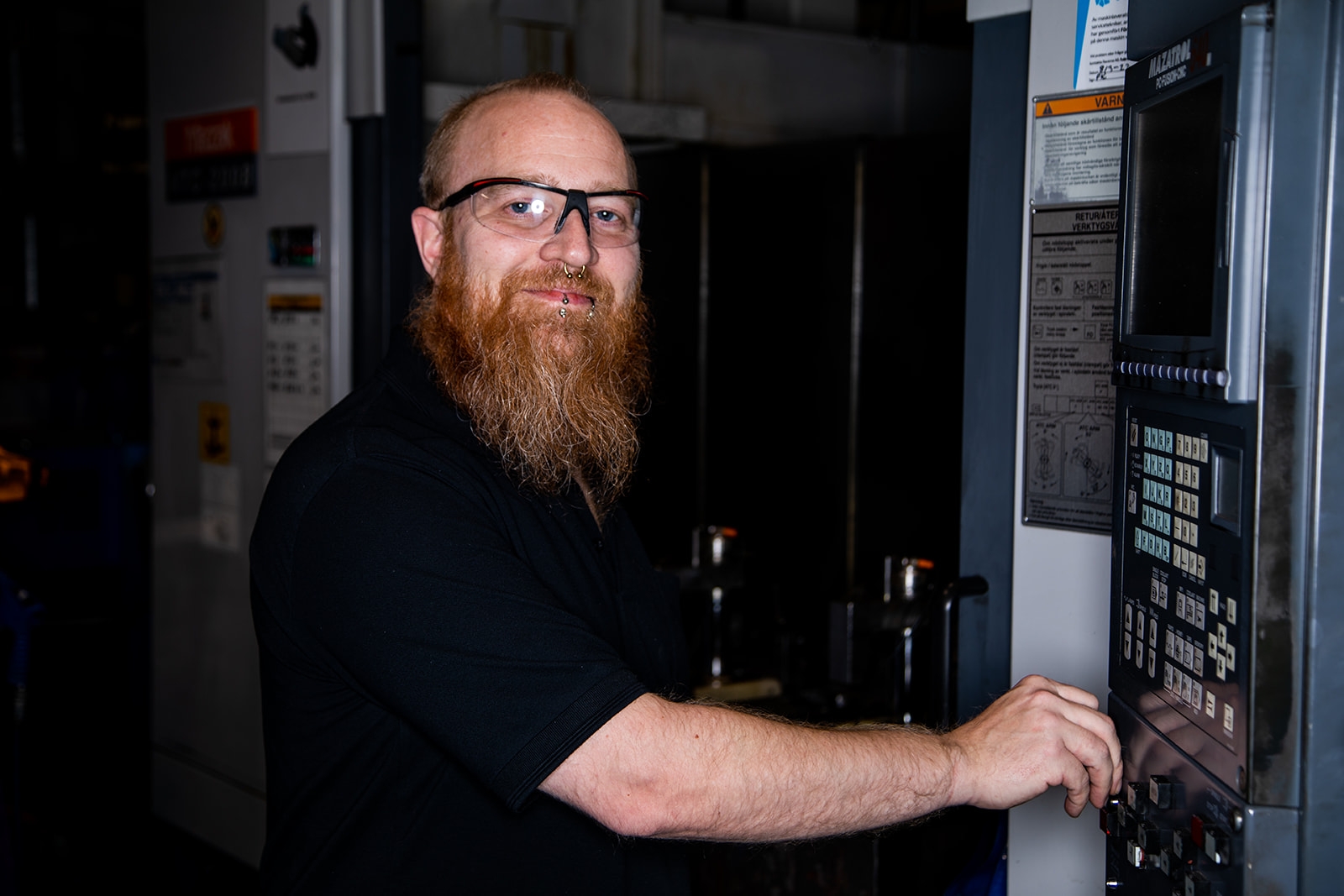 Parker i Falköping – medarbetarporträtt vid maskinpanel