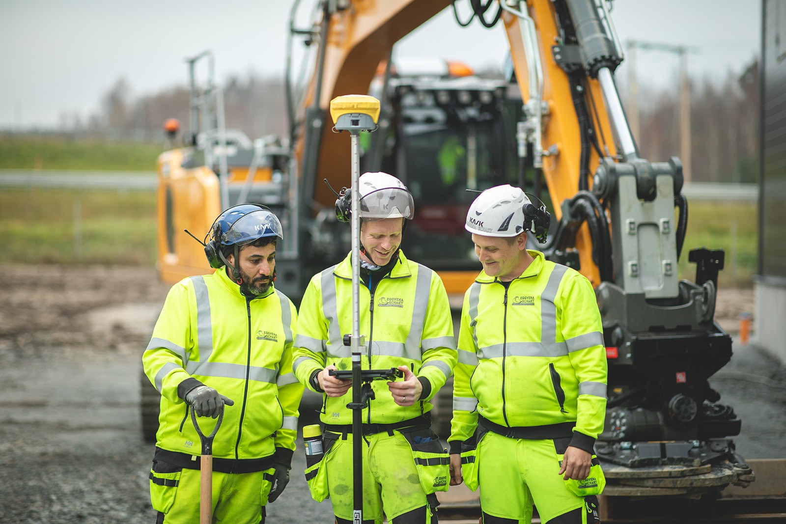 Eggvena Schakt – arbetsmoment med mätutrustning på byggarbetsplats