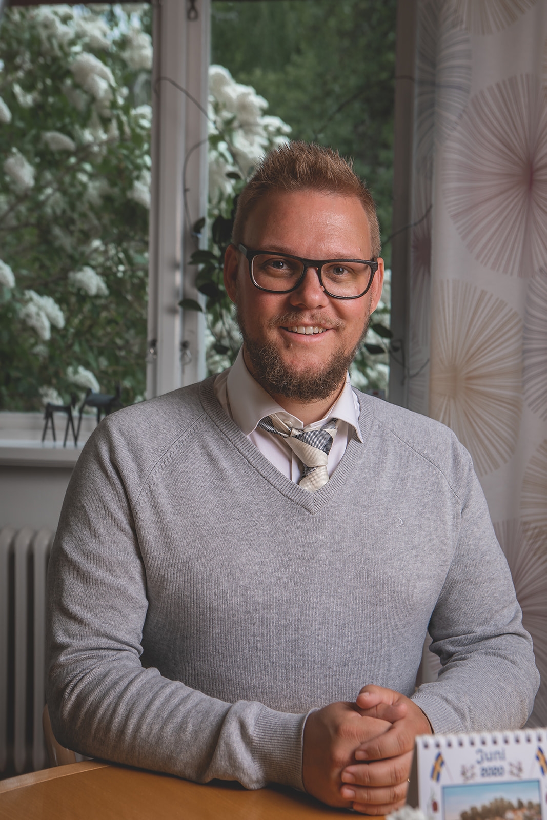 Falbygdens Begravningsbyrå – porträtt vid bord i kontorsmiljö