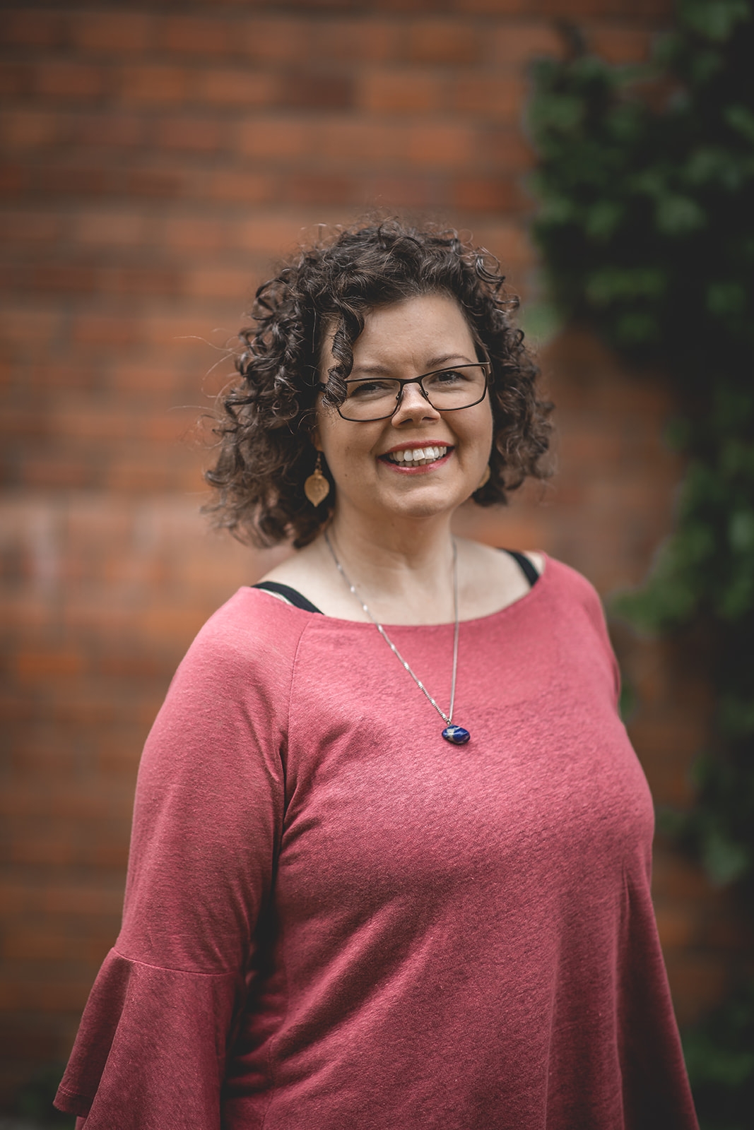 Falbygdens Begravningsbyrå – porträtt utomhus i mjukt ljus