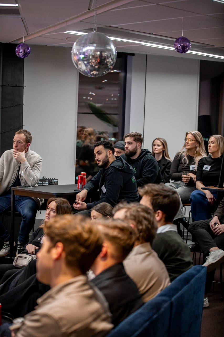 Publik som lyssnar på föredrag under QTE-eventet.