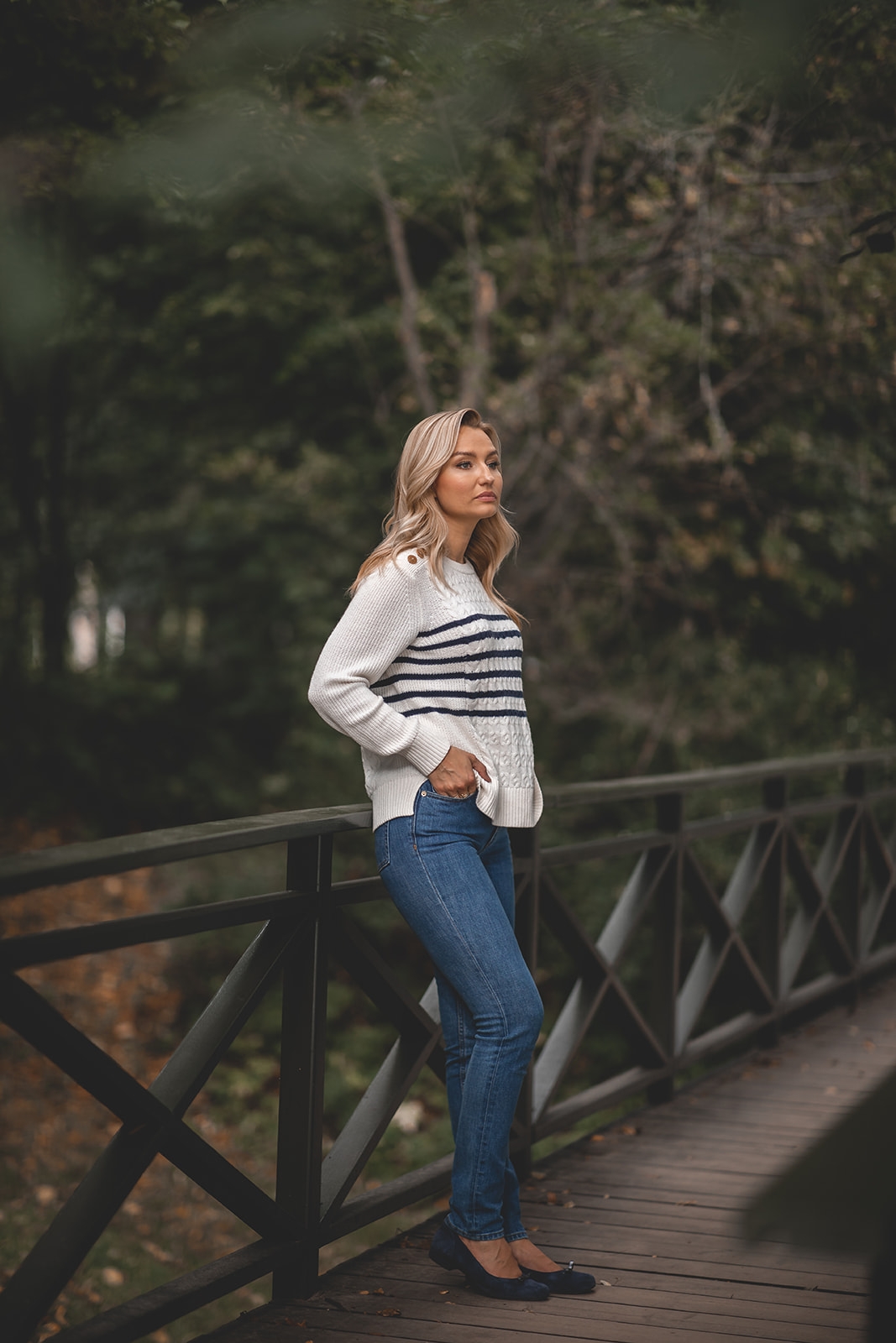 Dokumentär bild från event med talare på scen och publik i bakgrunden.