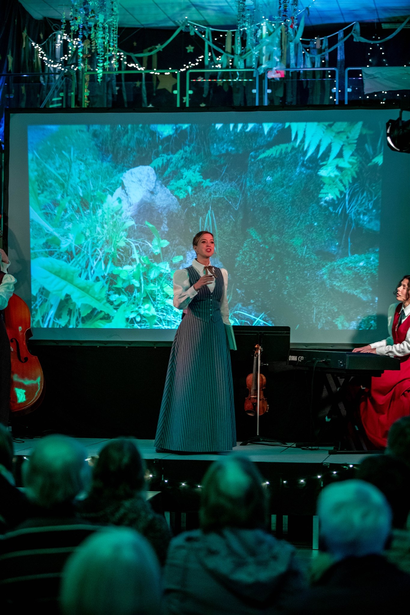 Bauer Quartet – berättande på scen framför projicerad bild