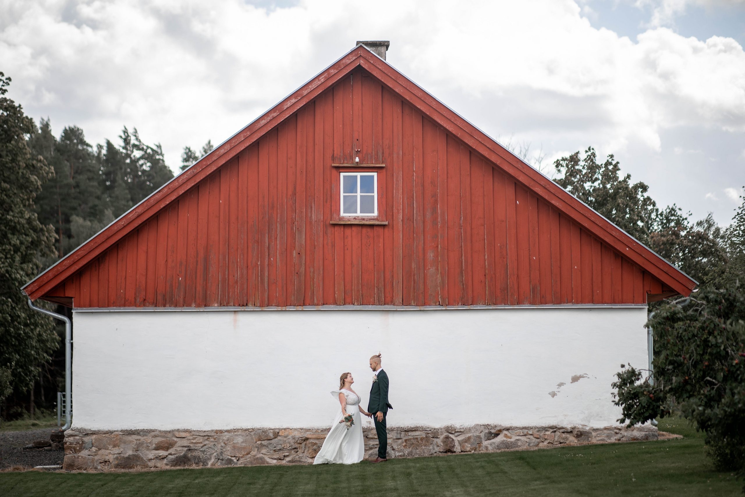 Brudporträtt vid ett hus
