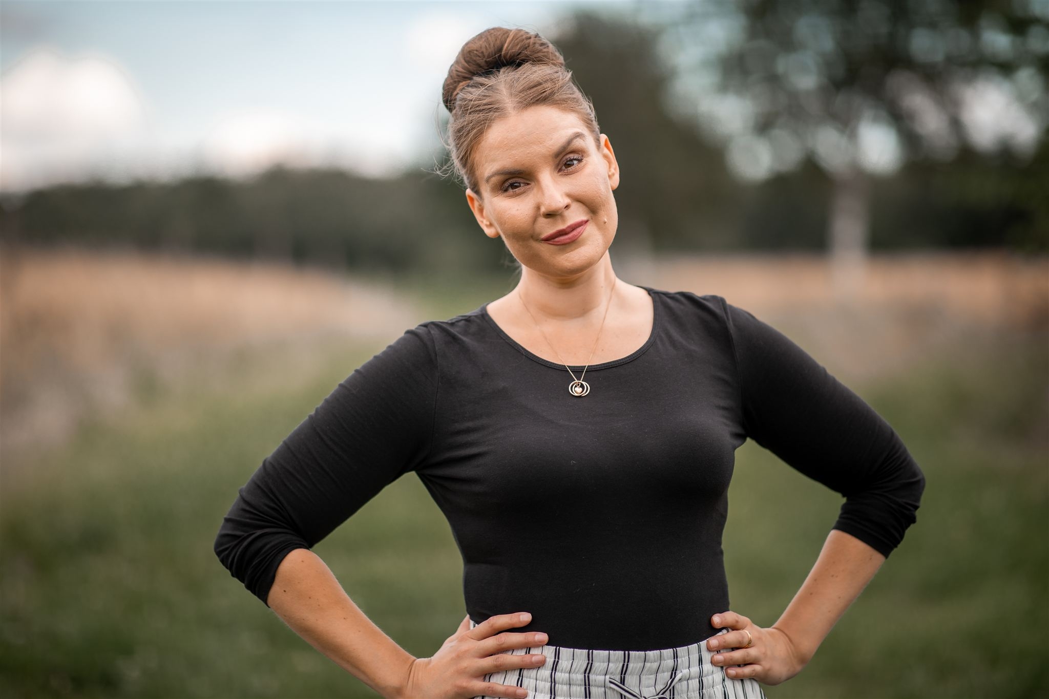 Charlotte Ström – porträtt i naturmiljö med mjuk bakgrund