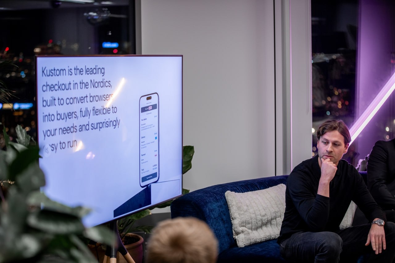 Deltagare sitter i soffan och lyssnar på presentation.