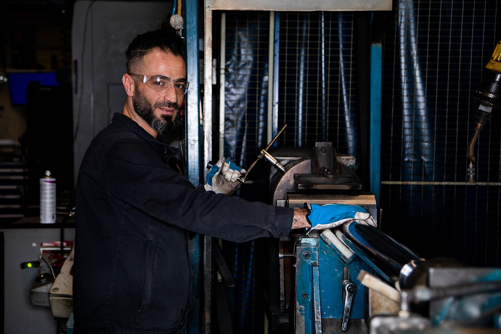 Parker i Falköping – porträtt i verkstad vid maskin