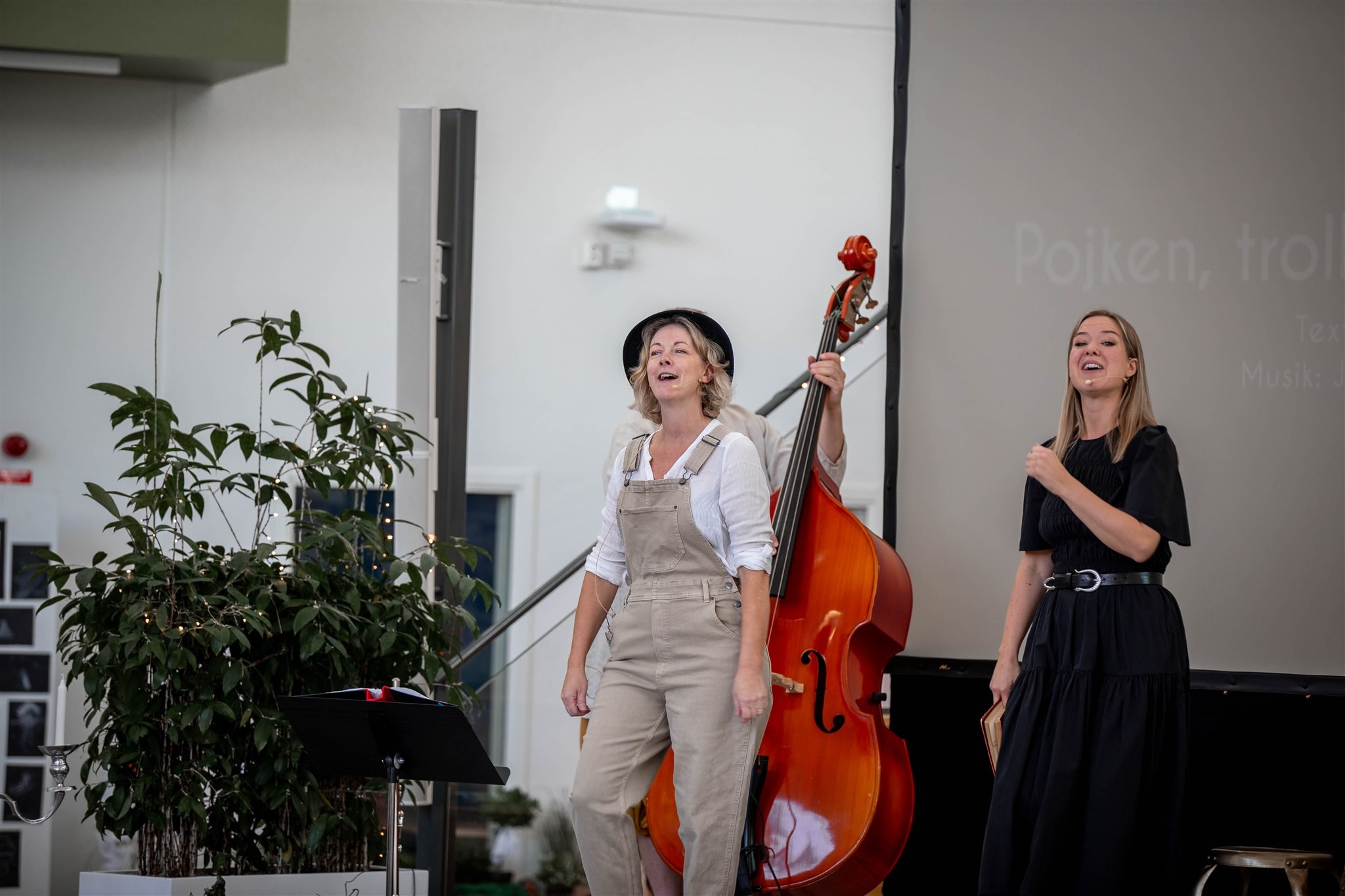 Bauer Quartet – konsert under Konstnatta i Falköping, scenbild med sång och kontrabas