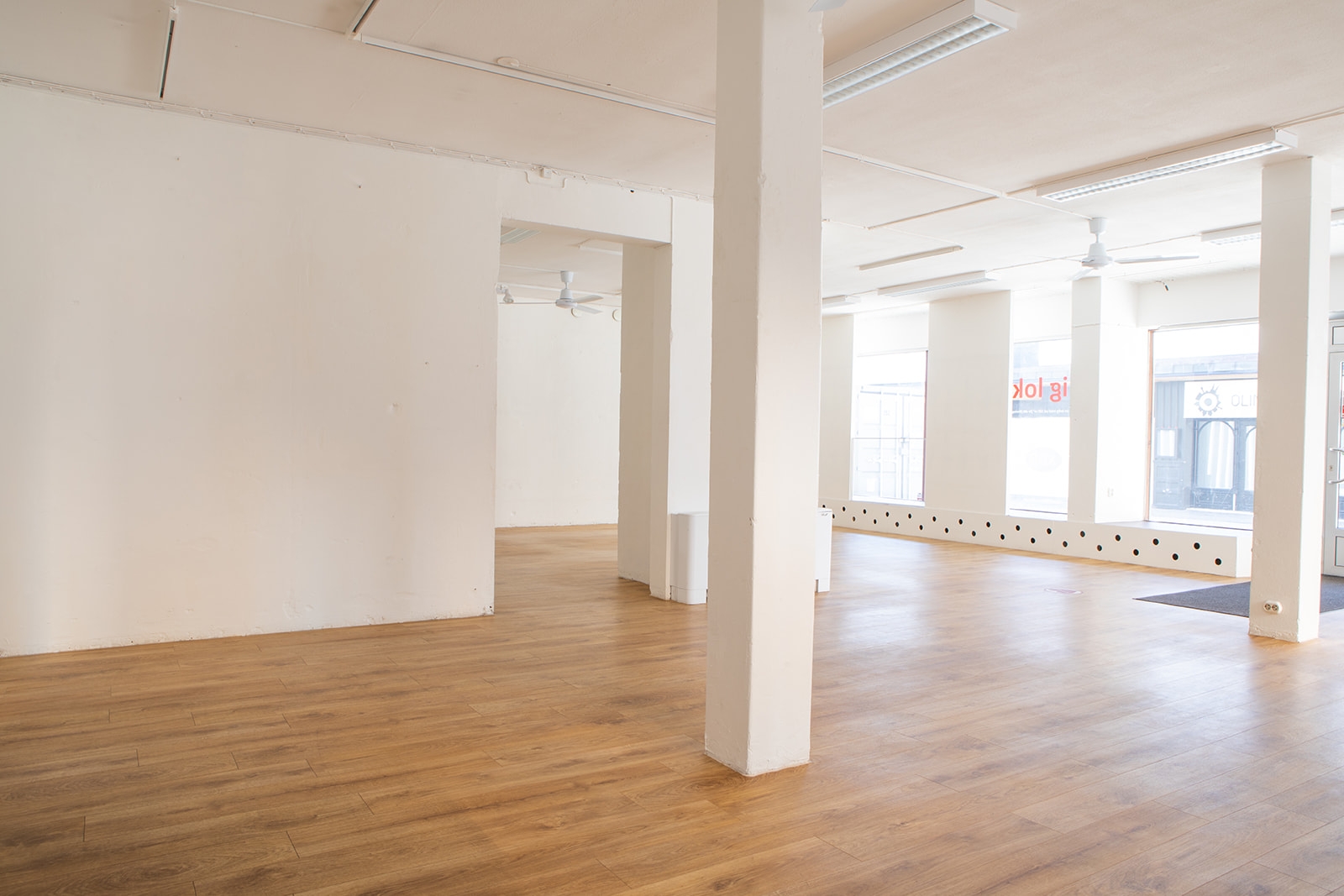 SBB – ljus interiör av tom lokal med stora fönster