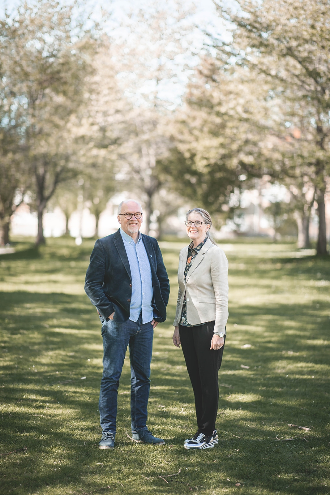 KD Falköping – porträtt utomhus i grön miljö