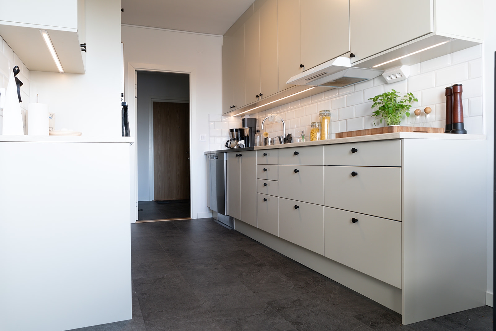 Interiörbild av lägenhet med naturligt ljus, fastighetsfotografering.