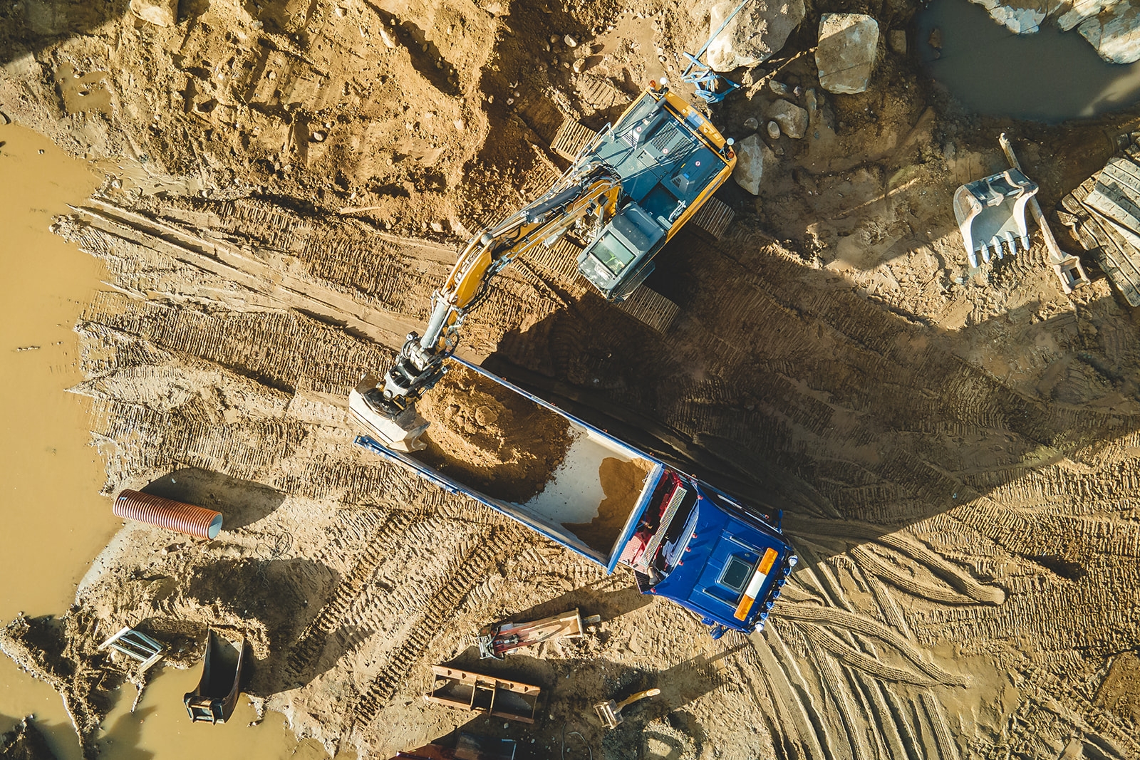 Eggvena Schakt – drönarbild över anläggningsarbete med lastbil