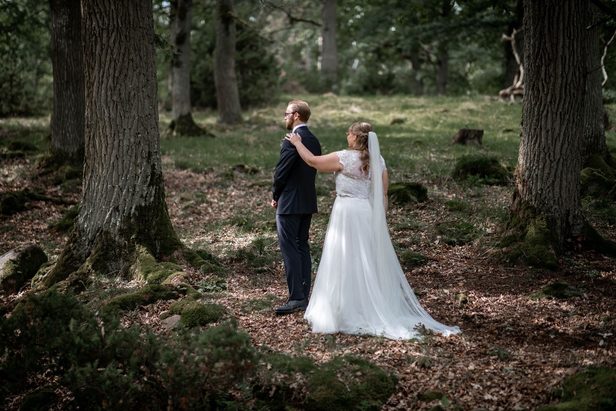 First look med vackert brudpar