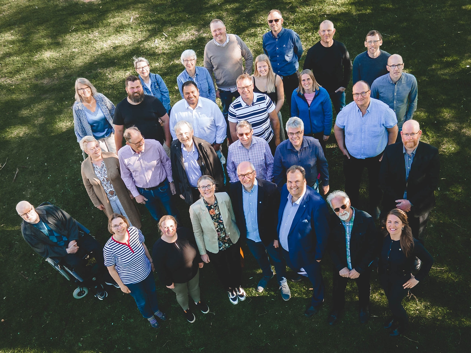 KD Falköping – gruppbild utomhus fotograferad uppifrån