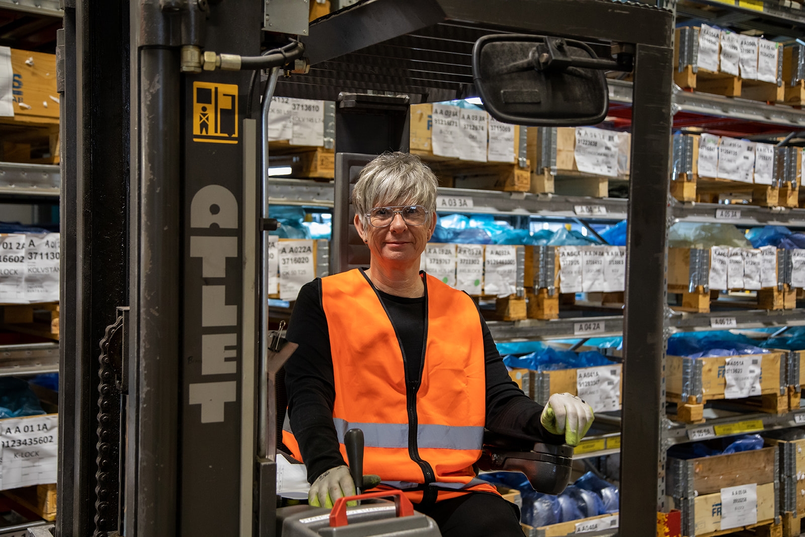 Parker i Falköping – porträtt på lager i industriell miljö