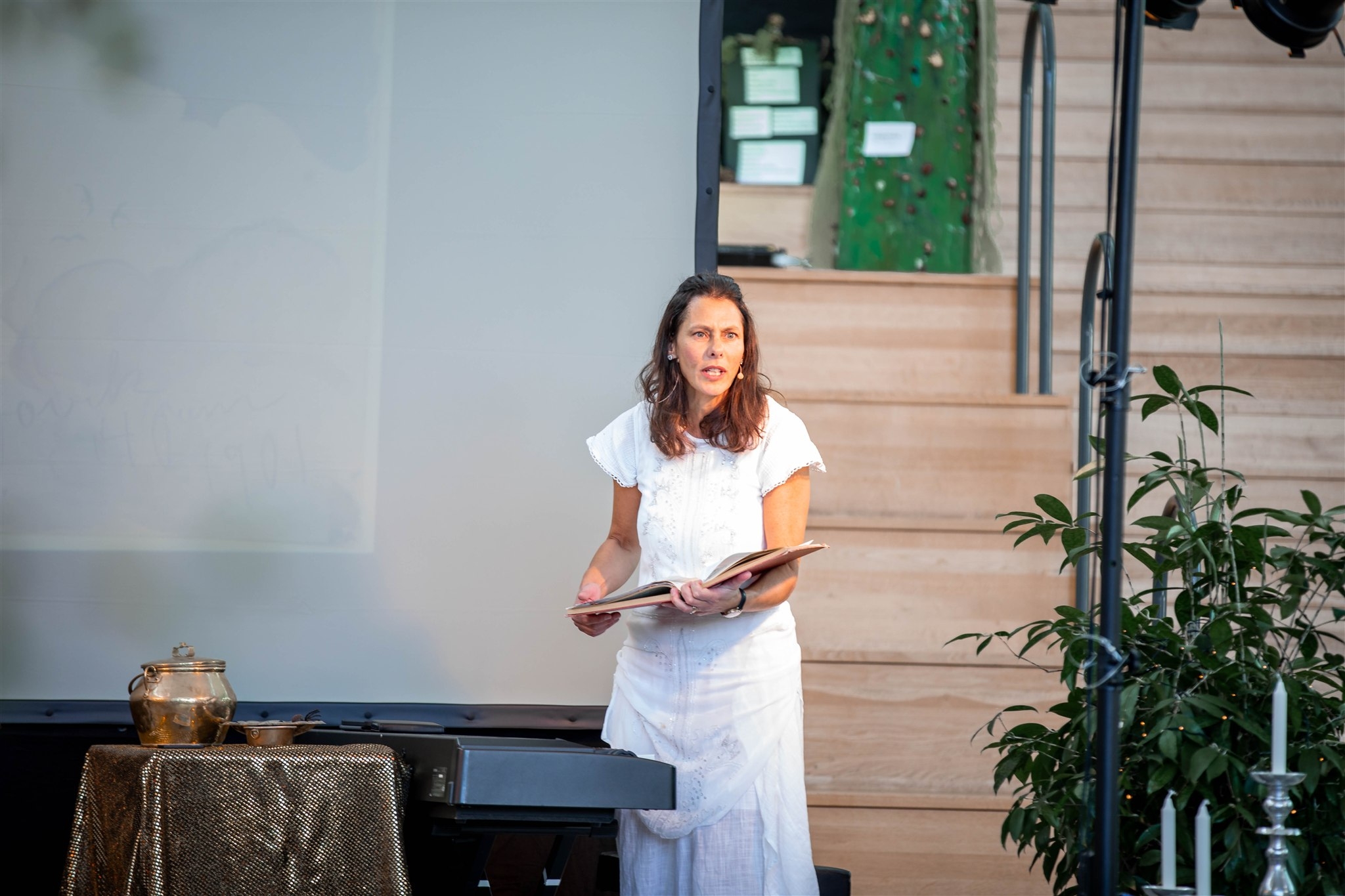 Bauer Quartet – berättande på scen med bok under föreställning