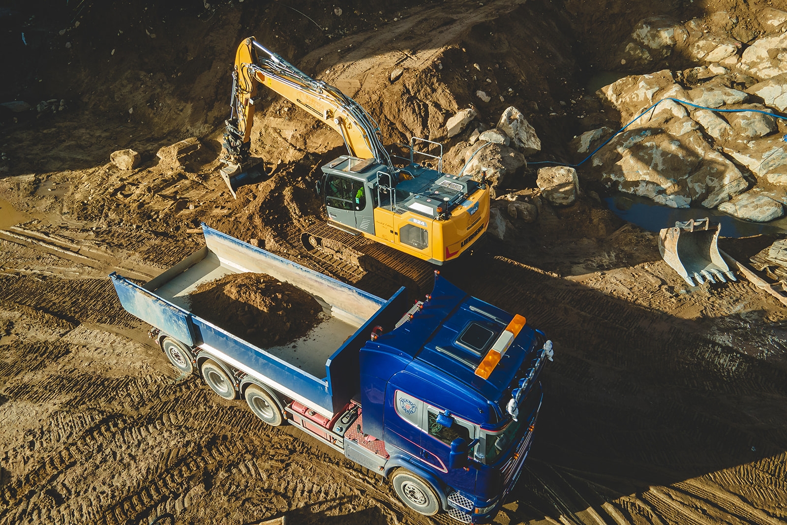 Eggvena Schakt – drönarbild över maskin och lastbil i arbete