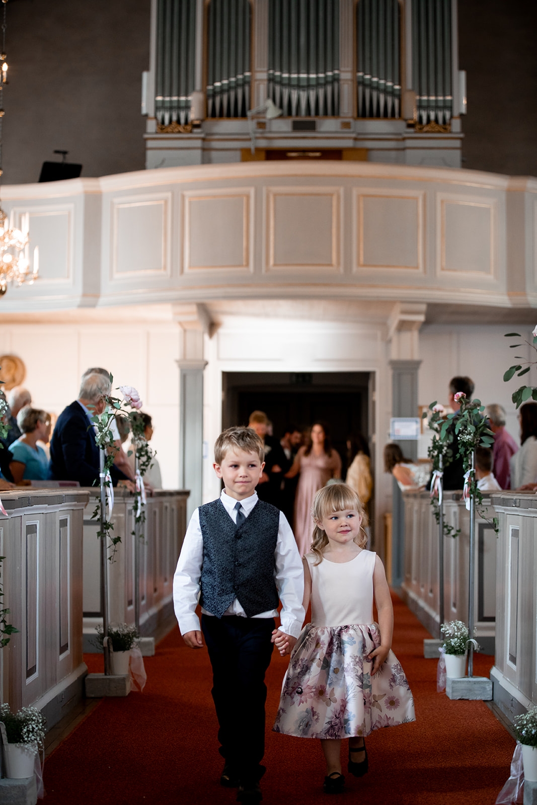 Vigsel i pampig kyrka