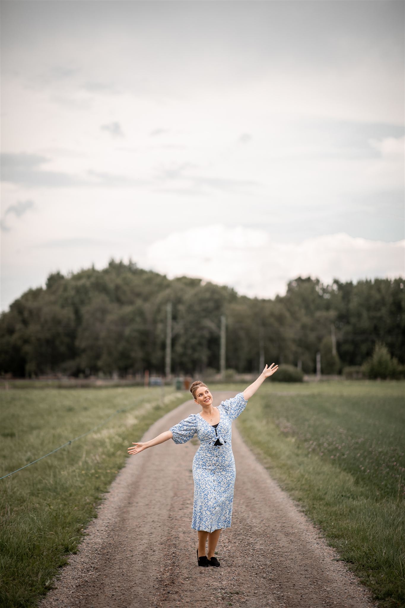 Charlotte Ström – porträtt i naturmiljö på grusväg